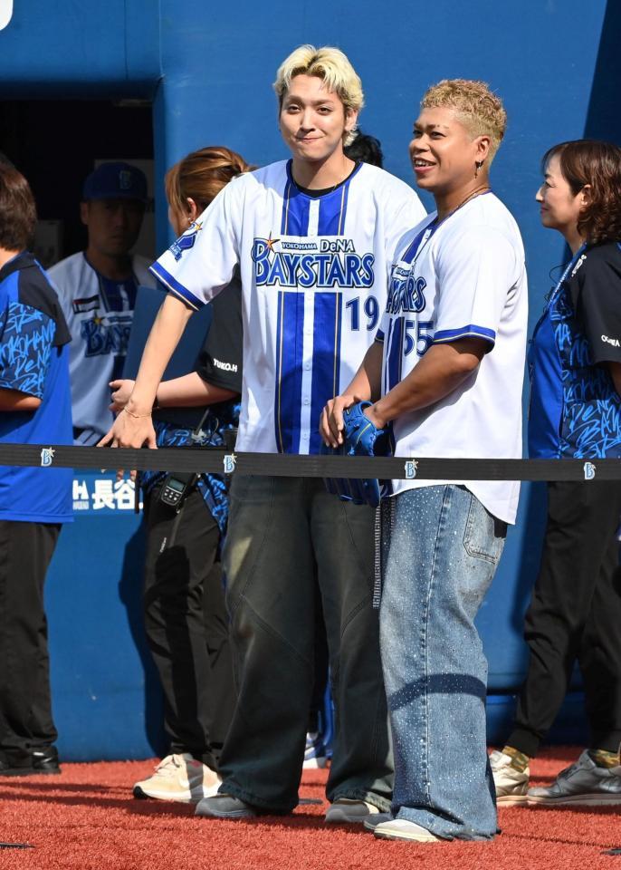 　出番を待つＭＡ５５ＩＶＥ　ＴＨＥ　ＲＡＭＰＡＧＥ・鈴木昂秀（左）とＬ（撮影・持木克友）