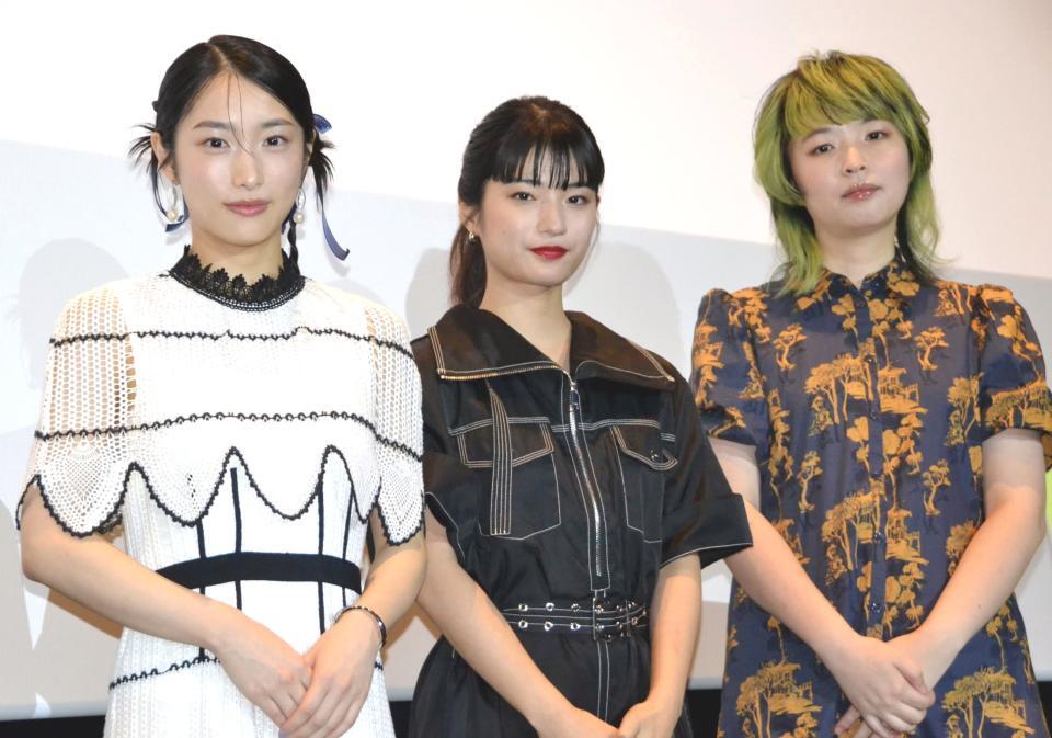 　映画「サラバ、さらんへ、サラバ」の公開記念舞台あいさつに登場した（左から）碧木愛莉、蒔田彩珠、洪先恵監督