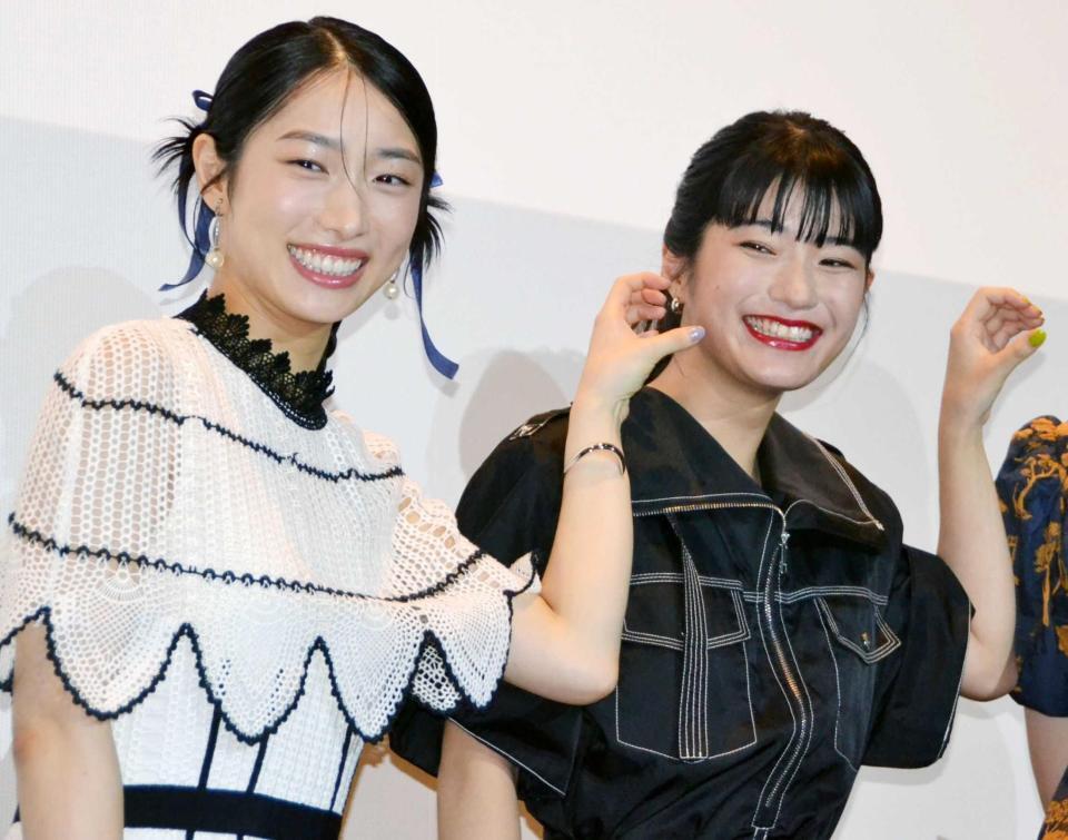 　ポーズをとる碧木愛莉（左）と蒔田彩珠