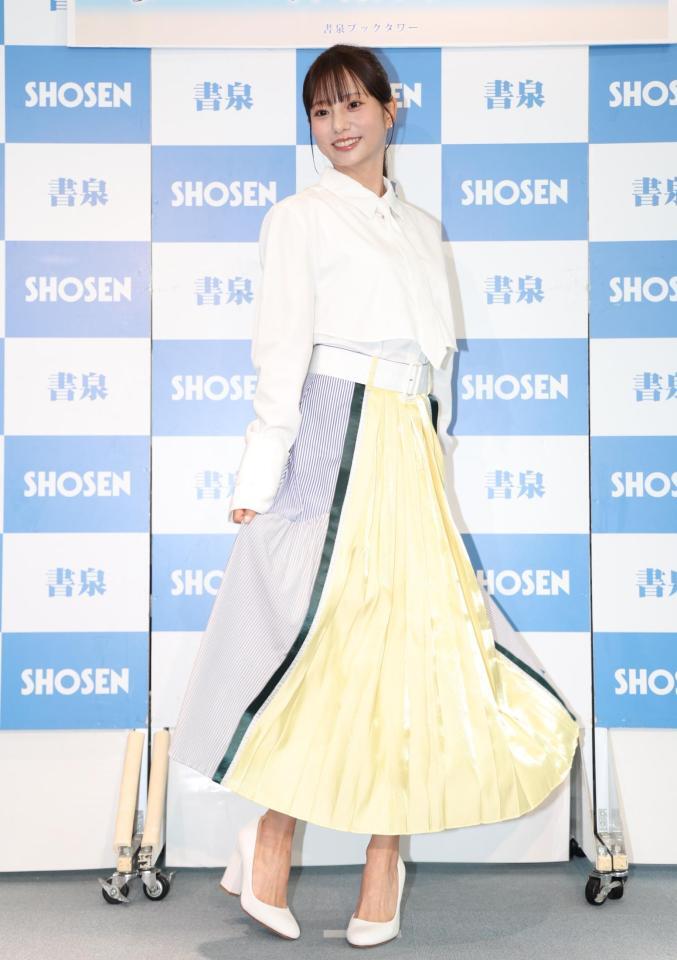 　可愛らしくポーズをとる林祐衣（撮影・吉澤敬太）