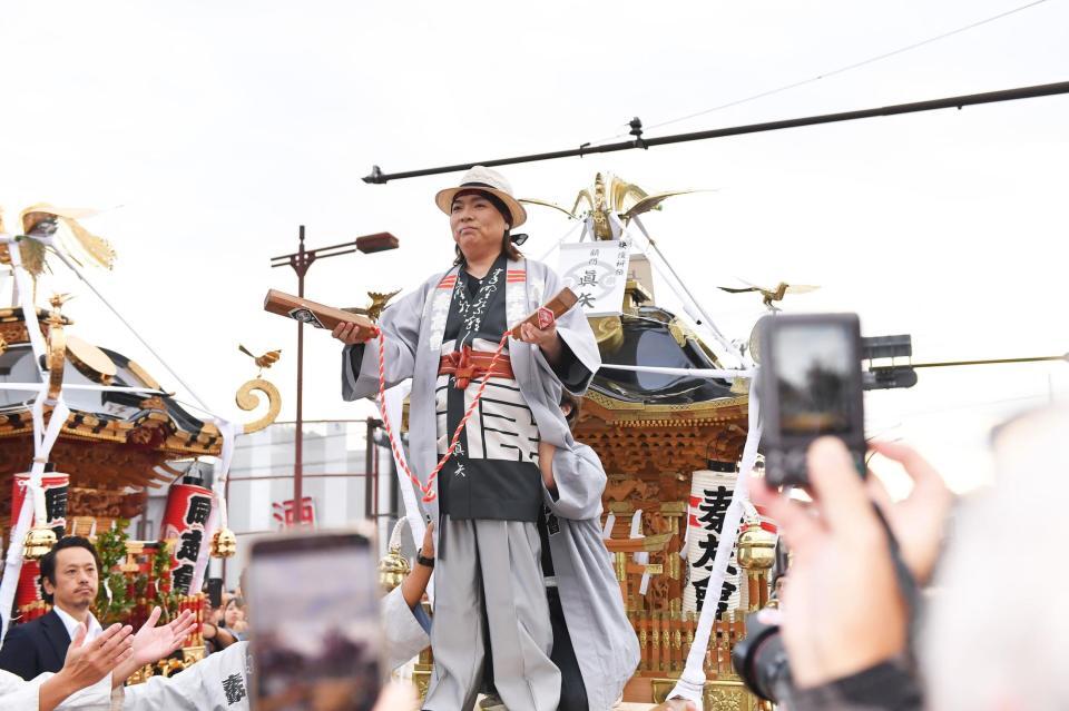 　「秦野たばこ祭」に登場し神輿の上で一本締めをするＬＵＮＡ　ＳＥＡ・真矢（撮影・開出牧）