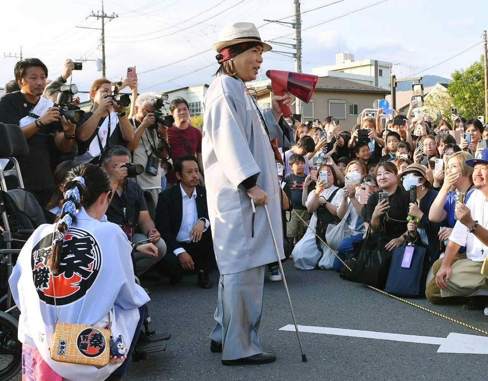 　ファンにあいさつするＬＵＮＡ　ＳＥＡ・真矢