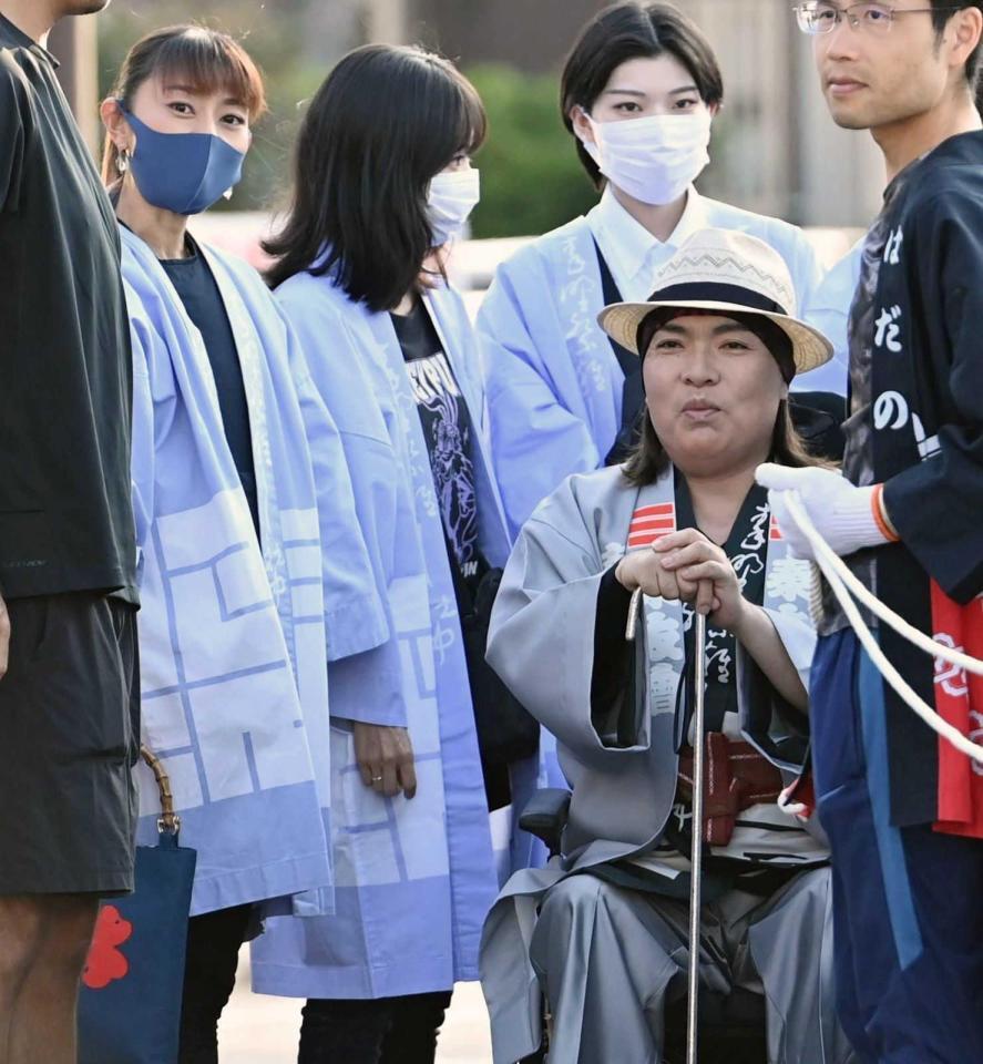 　石黒彩（右から５人目）と夫婦そろって出席したＬＵＮＡ　ＳＥＡ・真矢