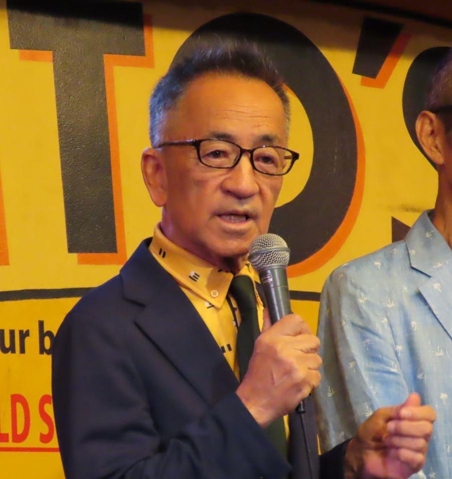 　ライブに出演するせんだみつお