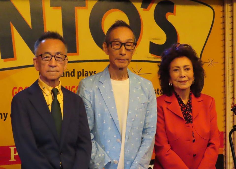 　ライブを行うビリー・バンバンの菅原進（中央）とせんだみつお（左）、渚まゆみ