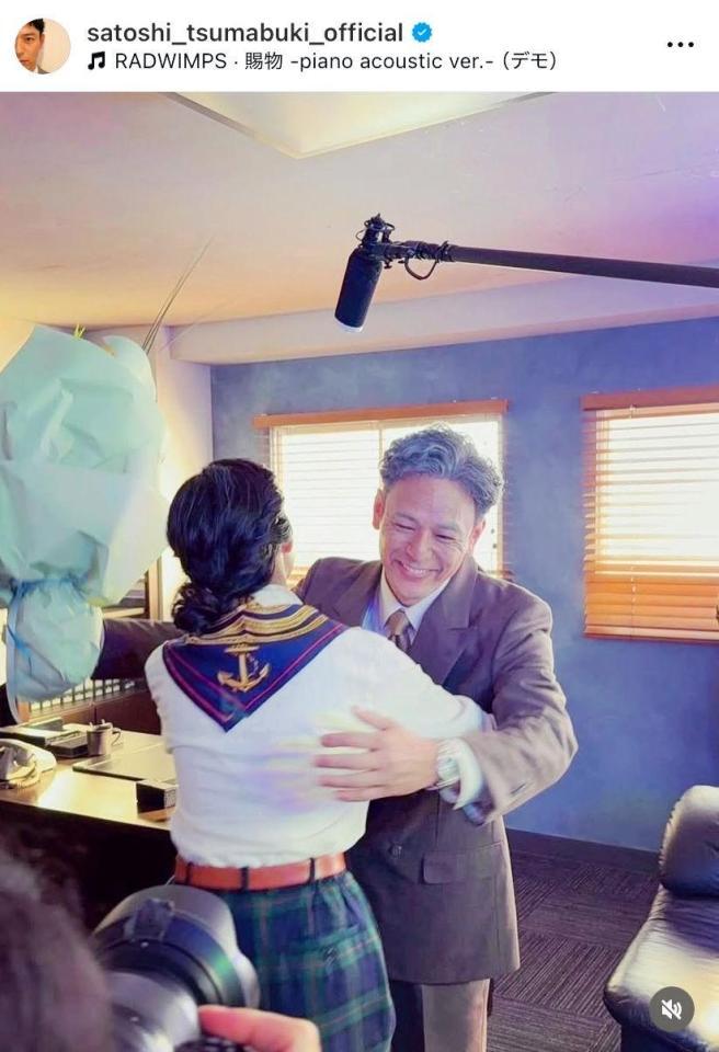 　八木と蘭子の抱擁オフショット！妻夫木聡のインスタグラム＠ｓａｔｏｓｈｉ＿ｔｓｕｍａｂｕｋｉ＿ｏｆｆｉｃｉａｌより