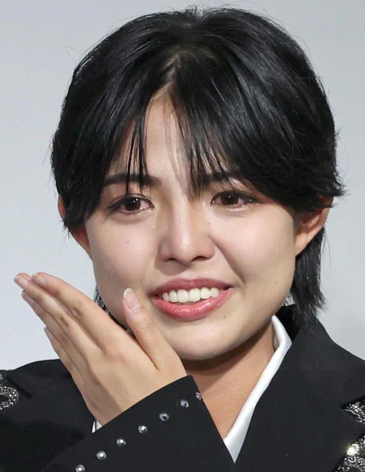 　デビューまでの道のりを振り返り、ファンの前で涙を流すル・クールのノエ（撮影・吉澤敬太）