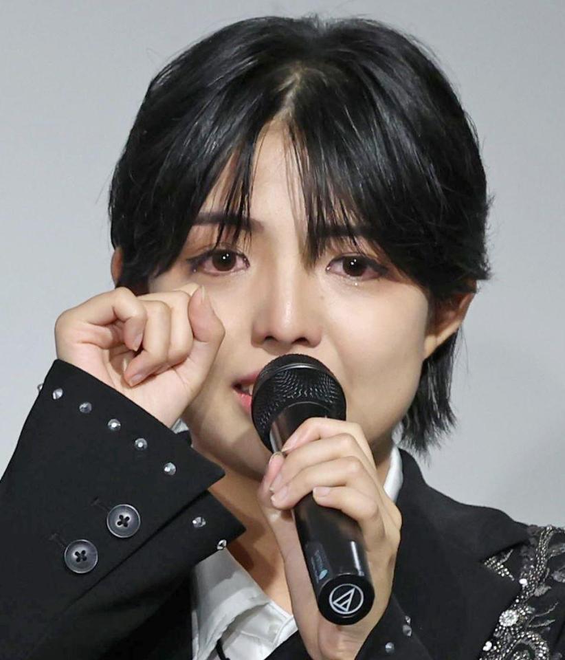 　デビューまでの道のりを振り返り、ファンの前で涙を流すル・クールのノエ（撮影・吉澤敬太）