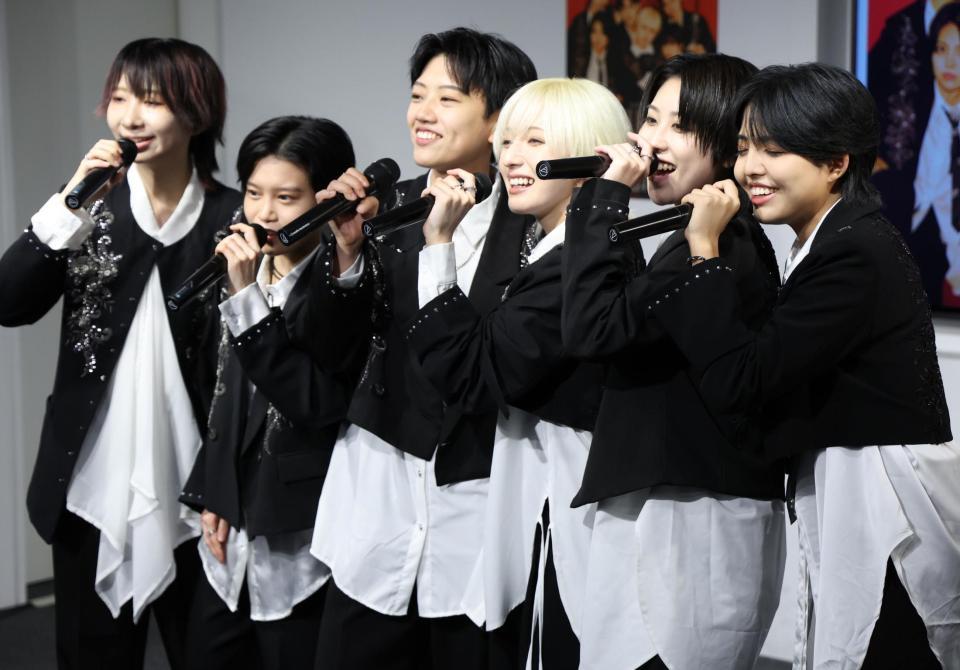 　ファンの前で「流星群の夜」を歌うル・クール（撮影・吉澤敬太）