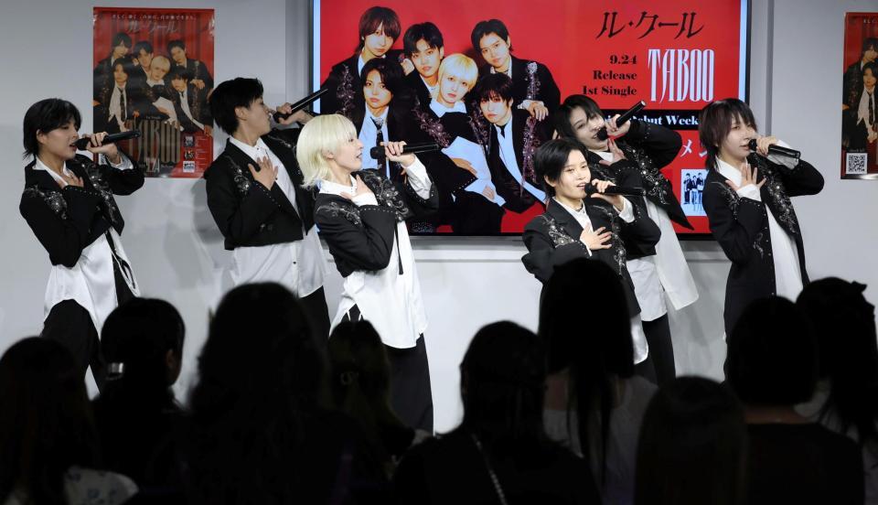 　ファンの歓声を浴び歌うル・クール（撮影・吉澤敬太）