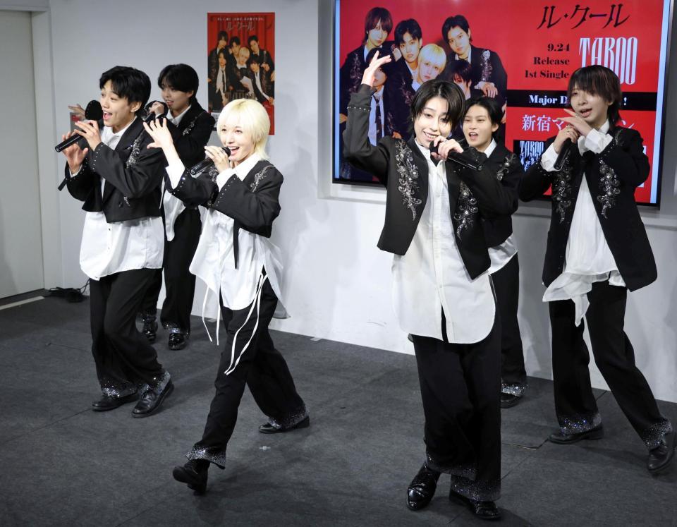 　ファンの前で「ＴＡＢＯＯ」を歌うル・クール（撮影・吉澤敬太）