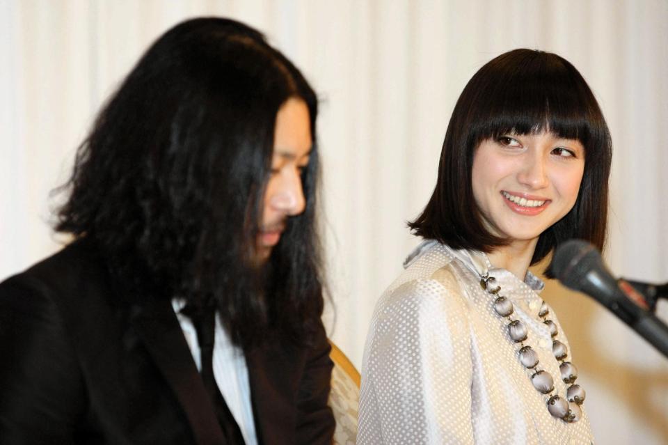 笑顔で喜びの胸のうちを語る香椎由宇＝２００７年撮影