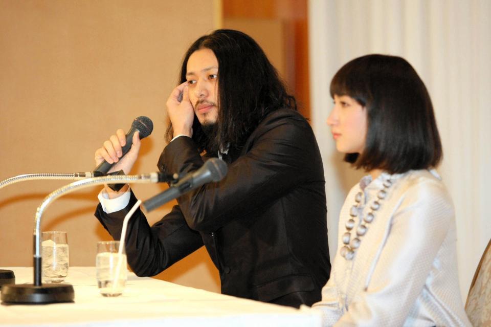 終始照れながら会見するオダギリジョーと香椎由宇＝２００７年撮影