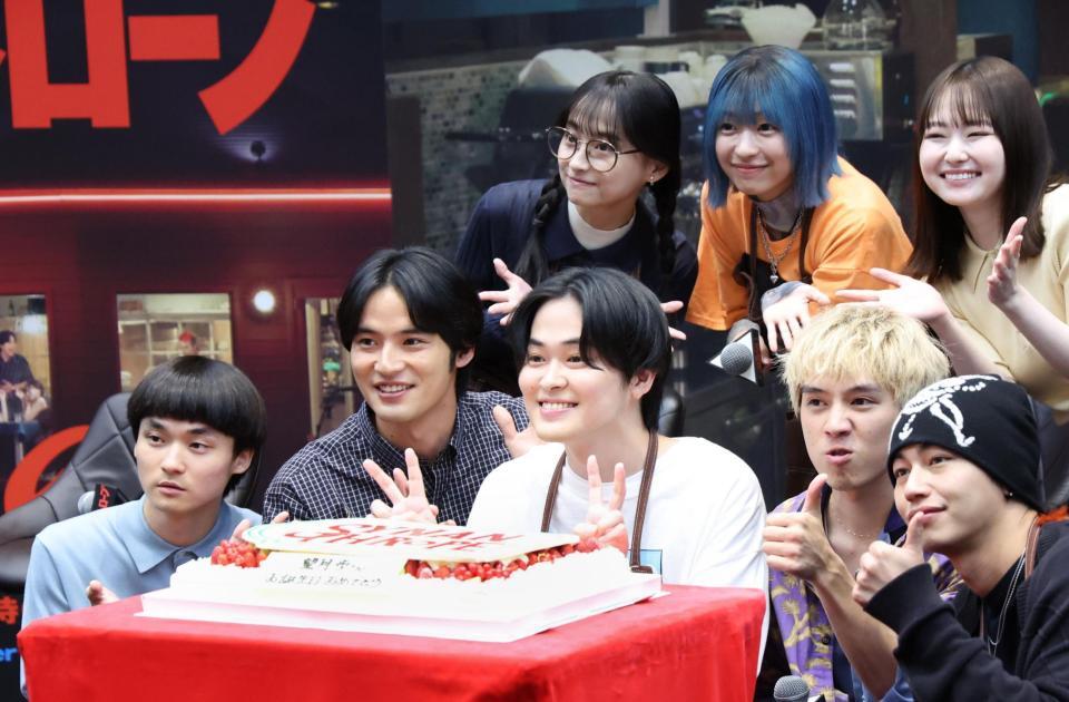 　誕生日の望月歩（中央）を囲む（前列左から）萩原護、水上恒司、一人置いて、坂東龍汰、高橋侃、（後列同）影山優佳、鳴海唯、山田杏奈（撮影・吉澤敬太）