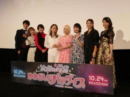 　写真撮影に応じる（左から）宮野真守、田中美海、衣川里佳、河瀬茉希、本渡楓、種田梨沙、田野アサミ、三石琴乃