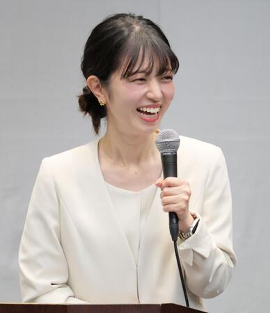 　笑顔でＭＣを務めるテレビ東京・中根舞美アナウンサー（撮影・吉澤敬太）