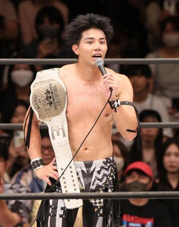 　ベルトを手にあいさつする武知海青（撮影・石井剣太郎）