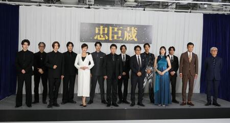 　（左から）藤岡真威人、松田賢二、立石俊樹、財木琢磨、藤原紀香、岐洲匠、上川隆也、石川凌雅、高橋克典、近藤頌利、珠城りょう、唐木俊輔、徳重聡、堤幸彦氏