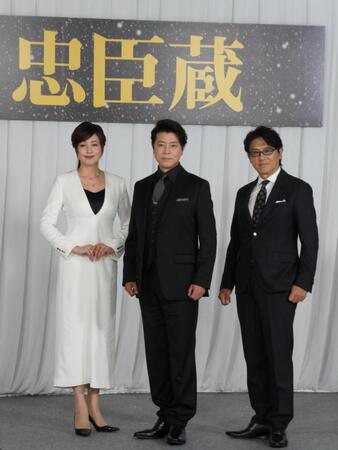　写真撮影に応じる（左から）藤原紀香、上川隆也、高橋克典