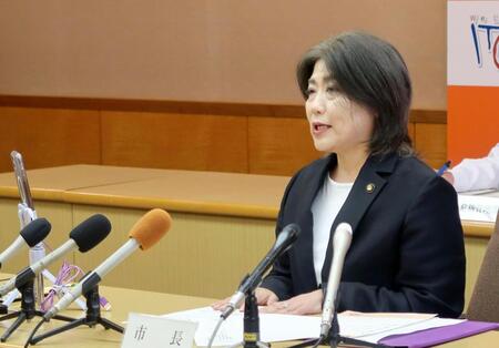 　定例記者会見する静岡県伊東市の田久保真紀市長