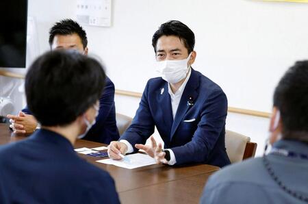 　老人ホームの関係者らと対話する小泉農相