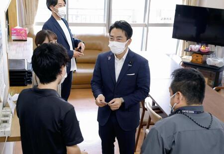 　老人ホームの視察に訪れ、関係者らと対話する小泉農相