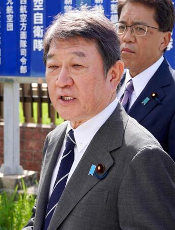 　航空自衛隊那覇基地の視察を終え、記者団の取材に応じる自民党の茂木前幹事長