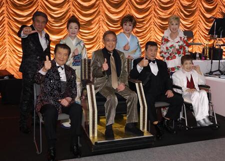 　そろってポーズを決める（前列左から）里見浩太朗、北島三郎、小林旭、水前寺清子。（後列左から）鳥羽一郎、大月みやこ、小林幸子、瀬川瑛子（撮影・西岡正）