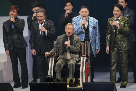 　「北の大地」を熱唱する北島三郎（中央）＝撮影・西岡正