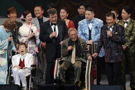 　オープニングでトークする北島三郎（演歌）（中央）＝撮影・西岡正