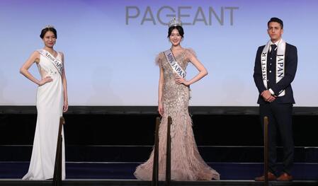 　ポーズを決める（左から）ＭＩＳＳ　ＪＡＰＡＮプレミアム・阿部真美さん、ＭＩＳＳ　ＪＡＰＡＮの仲道真理子さん、Ｍｒ．ＪＡＰＡＮ・エレメンティマルチェッロ侃さん（撮影・佐々木彰尚）