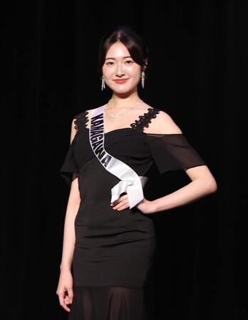 　ポーズを決める仲道真理子さん（撮影・佐々木彰尚）