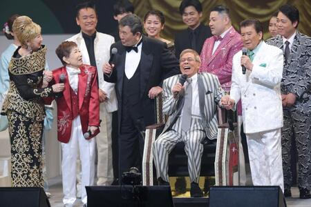 　瀬川瑛子（左）、水前寺清子（同２人目）、小林旭（同３人目）、里見浩太朗（右）らとトークする北島三郎（撮影・西岡正）