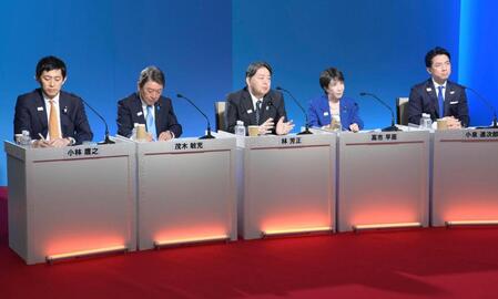 　インターネット番組「ニコニコ生放送」主催の討論会に臨む（左から）小林元経済安保相、茂木前幹事長、林官房長官、高市前経済安保相、小泉農相