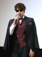 　トークする宮野真守