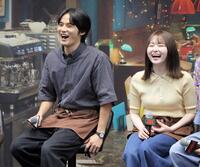 　笑顔で話す水上恒司（左）と山田杏奈（撮影・吉澤敬太）