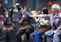 　「この中で誰が神童？」と言う質問で、影山優佳（右）、（右から）坂東龍汰、山田杏奈から一斉に指さされる水上恒司（撮影・吉澤敬太）