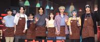 　エプロン姿で登場した（左から）萩原護、望月歩、影山優佳、水上恒司、山田杏奈、坂東龍汰、鳴海唯、高橋侃（撮影・吉澤敬太）
