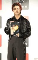 　写真集を持つ荒木飛羽