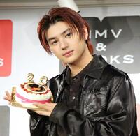 　ケーキで２０歳の誕生日を祝福された荒木飛羽