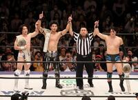 　試合に勝利した（左から）上野勇希、武知海青、（一人置いて）Ｔｏ-ｙ（撮影・石井剣太郎）