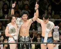 　上野勇希（左）、Ｔｏ－ｙ（右）と喜ぶ武知海青（撮影・石井剣太郎）