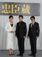 　写真撮影に応じる（左から）藤原紀香、上川隆也、高橋克典