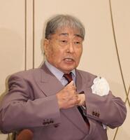 　思い出を語る毒蝮三太夫（撮影・佐々木彰尚）