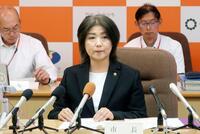 　定例記者会見する静岡県伊東市の田久保真紀市長