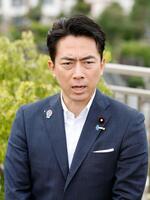 　老人ホームの視察を終え、報道陣の取材に応じる小泉農相