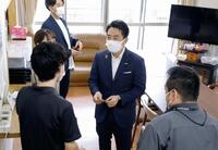 　老人ホームの視察に訪れ、関係者らと対話する小泉農相