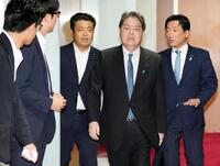 　自民党本部であいさつ回りをする林官房長官（右から２人目）