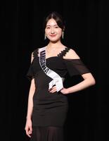 　ポーズを決める仲道真理子さん（撮影・佐々木彰尚）