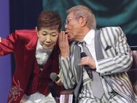 　水前寺清子（左）と小声で話す北島三郎（撮影・西岡正）